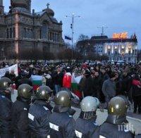 Протестиращи във Варна изригнаха: В пограничните райони е ужас, където са минали мигрантите трева не никне


