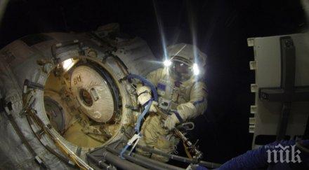 китайските космонавти пуснаха малък спътник орбита