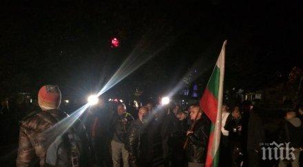 протестът започна 100 души окупираха площад света неделя