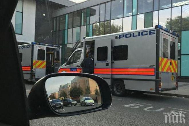 Паника в Лондон, улиците са блокирани! Мъж се барикадира в дома си, държи  взривни устройства (ВИДЕО)