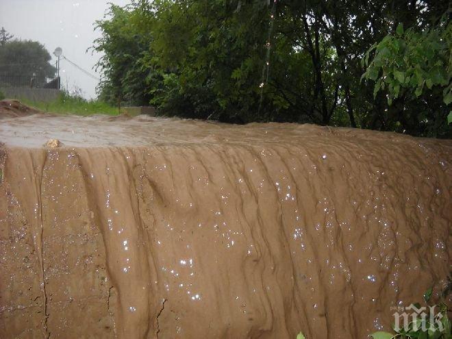 Дъждове и свлачища взимат жертви в Гватемала 