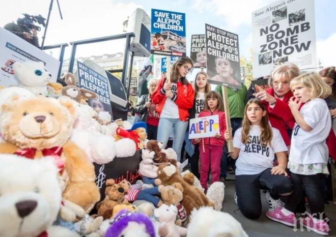 Деца затрупаха с плюшени мечета входа на Даунинг Стрийт  10, причината ще ви просълзи 