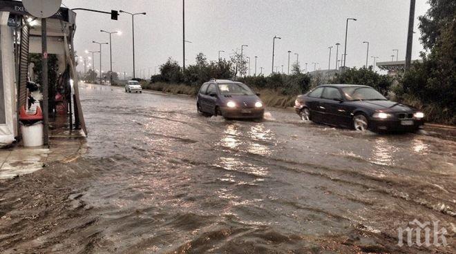 Адът слезе в Гърция! От сутринта вали, половината страна е под вода! Идва ли потопът към България? (СНИМКИ)