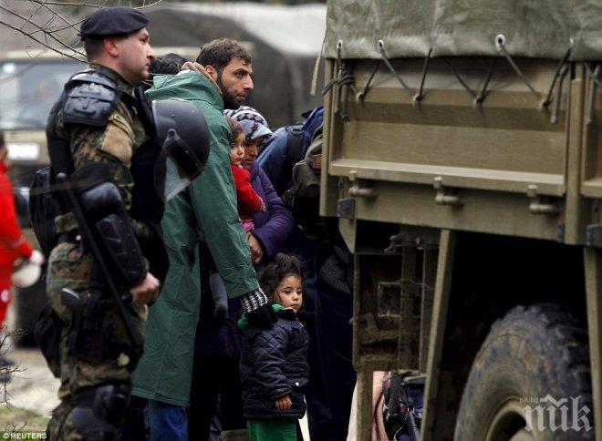 Македонски военни спипаха нелегални мигранти на границата с Гърция