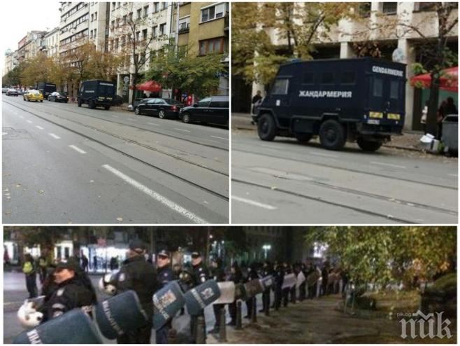 ЕКСКЛУЗИВНО В ПИК! Напрежение в София - в центъра почерня от полицаи за протеста срещу мигрантите (СНИМКИ)
