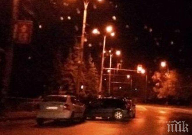 Мокър път прати кола в стълб в Перник  