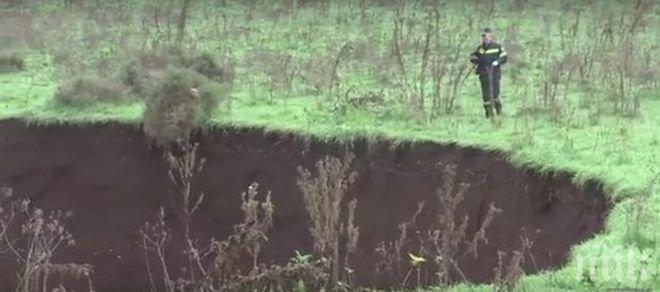 След труса от 14 октомври: Земята в Гърция се разтвори и погълна път и маслинова градина (ВИДЕО)