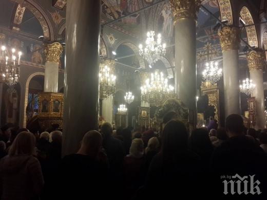 С ВЯРА И НАДЕЖДА! Стотици посрещнаха мощите на Св. Лука Симферополски в Пловдив