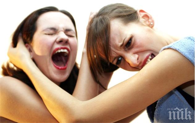 Междуродителски войни! Майка опита да прати друга в затвора, непоканила детето й на рожден ден