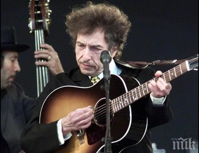 Член на академията за нобеловите награди избухна: Боб Дилън е арогантен