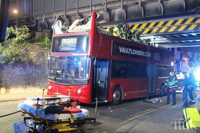 ТЕЖЪК ИНЦИДЕНТ! Двуетажен автобус се удари в мост в Лондон, има ранени (ВИДЕО)