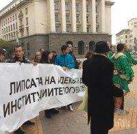 ПИК TV: Кукери и поп гониха злите сили от Министерски съвет 