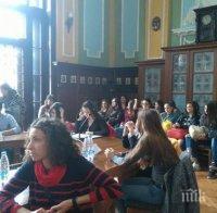 Пълен потрес! Младежи се друсат с ароматизатор, купен от сексшоповете