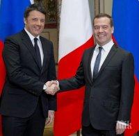 Има ли напрежение?! Ренци кръшка от важна среща с Медведев