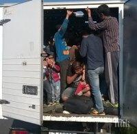 Пътни ченгета заловиха 45 мигранти в камионче на магистрала 