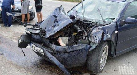 млад мъж настъпи мерцедеса 100 уби собствената майка