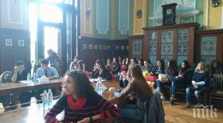 пълен потрес младежи друсат ароматизатор купен сексшоповете