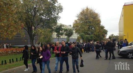 евакуираха стотици бургаския мол галерия сапьори търсят бомба подземния паркинг