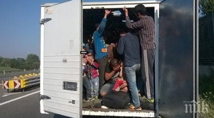 пътни ченгета заловиха мигранти камионче магистрала хемус