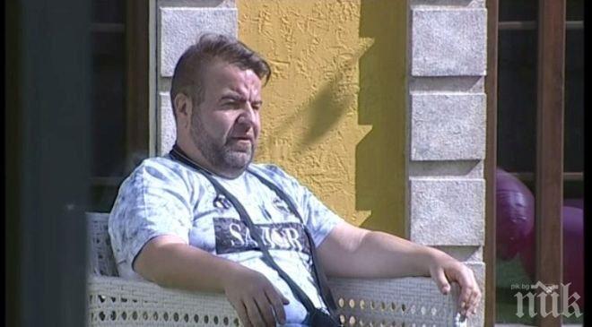 ВИП Мастурбрадър! Роко Кавалджиев се пипа под юргана