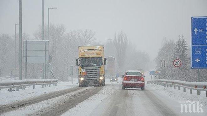 Спират тировете по магистрала Хемус през зимата
