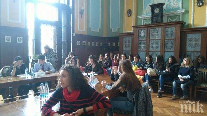 Пълен потрес! Младежи се друсат с ароматизатор, купен от сексшоповете