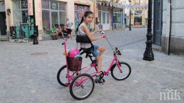 Наглеци откраднаха колелото на дете с церебрална парализа