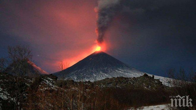 Вулканът Шивелуч на Камчатка е изхвърлил стълб пепел на височина 6,5 километра