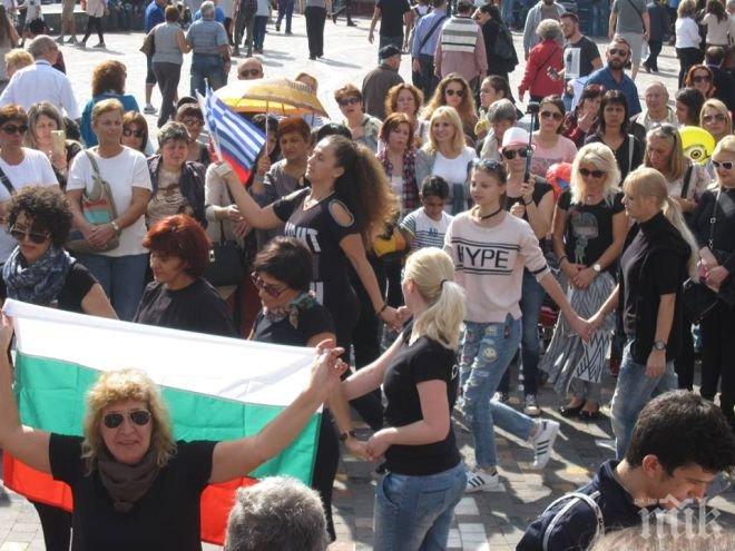 Нашенци извиха кръшни български хора под Акропола

