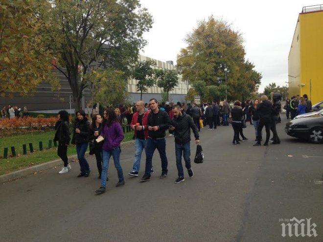 Евакуираха стотици в бургаския мол Галерия, сапьори търсят бомба в подземния паркинг