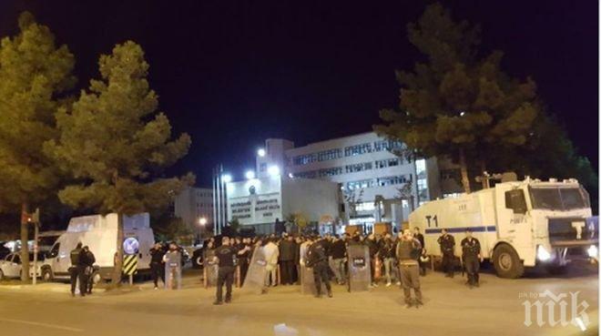 Диарбекир под полицейска блокада: Арестуваните кметове са двама 
