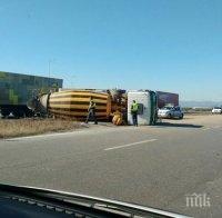 Бетоновоз се преобърна на Околовръстното в София!
