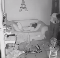 Вижте как крадци обират къща, докато децата спят (ВИДЕО)