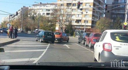 първо пик две коли нацелиха кръстовище красна поляна движението затруднено снимки