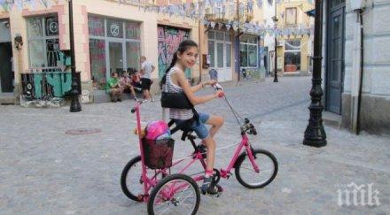 добра новина бизнесмен подарява ново колело болната церебрална парализа вики