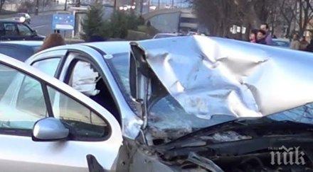 зрелищна катастрофа пежо отнесе тухлена стена варна