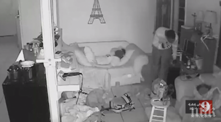 вижте крадци обират къща докато децата спят видео