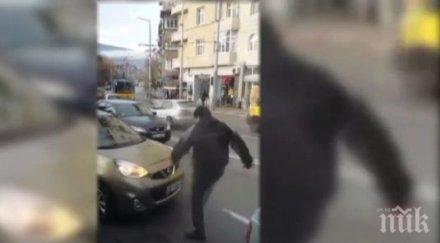 ритници ректората озверял шофьор свали номерата колата друг кръстовище видео