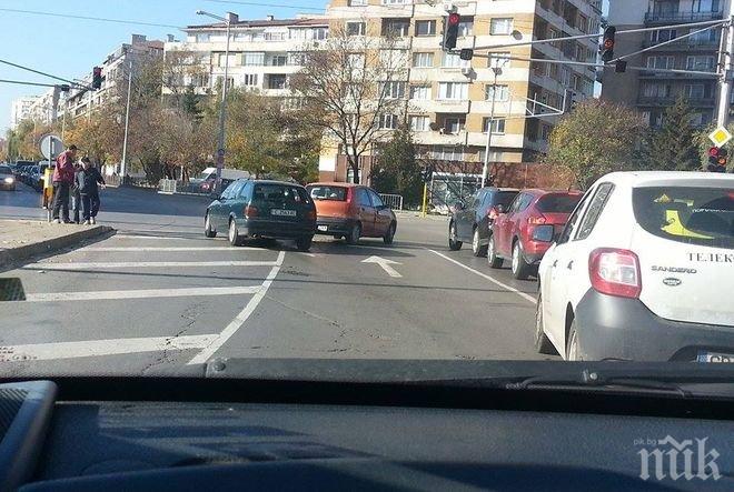 ПЪРВО В ПИК! Две коли се нацелиха на кръстовище в кв. Красна поляна, движението е затруднено (СНИМКИ)