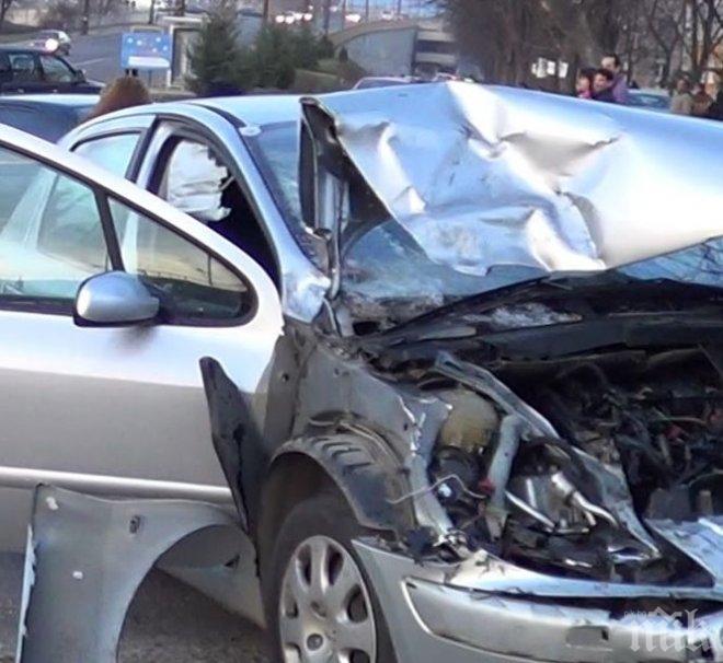 Младеж почина на място, колата му излетя от пътя 200 метра   