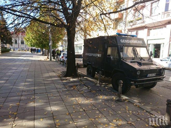 ЕКСКЛУЗИВНО В ПИК! София почерня от полицаи! Центърът блокиран като при извънредно положение (СНИМКИ)