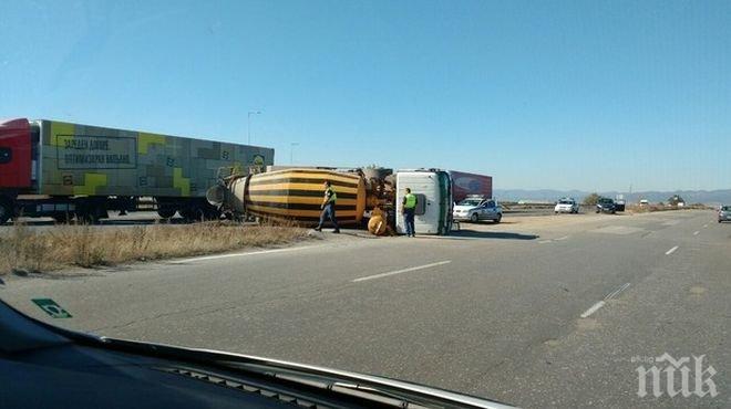 Бетоновоз се преобърна на Околовръстното в София!