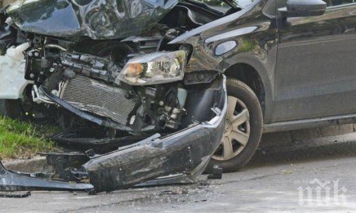 Кърваво меле! Джип и мазда се помляха, шофьорът на леката кола почина на място