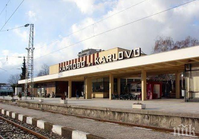 Пълен хаос на подбалканската жп линия! Пътниците от дерайлиралия край Сопот влак чакат от обяд да ги извозят с автобуси