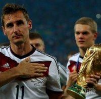 Великият Миро Клозе окачи футболните обувки, 