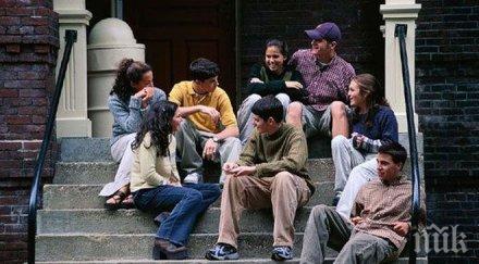 коммерсант младежите източна южна европа обичат живеят родителите