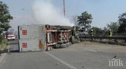 зверско меле наш тир катастрофира тежко турция шофьорът бере душа снимки