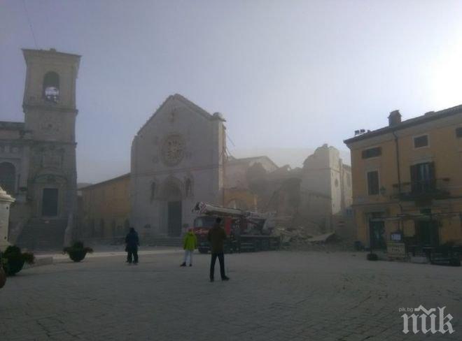 ПОКЪРТИТЕЛНО! Монахини молят Бог за милост пред руините на срутения храм в Норча (ВИДЕО)
