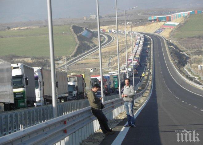 Държавата губи 1 милион на ден от опашките по границата
