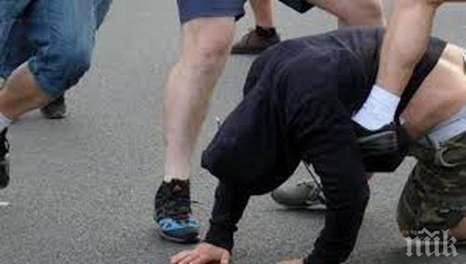 Този див Северозапад! Четирима рецидивисти млатиха криминално проявен на бензиностанция 